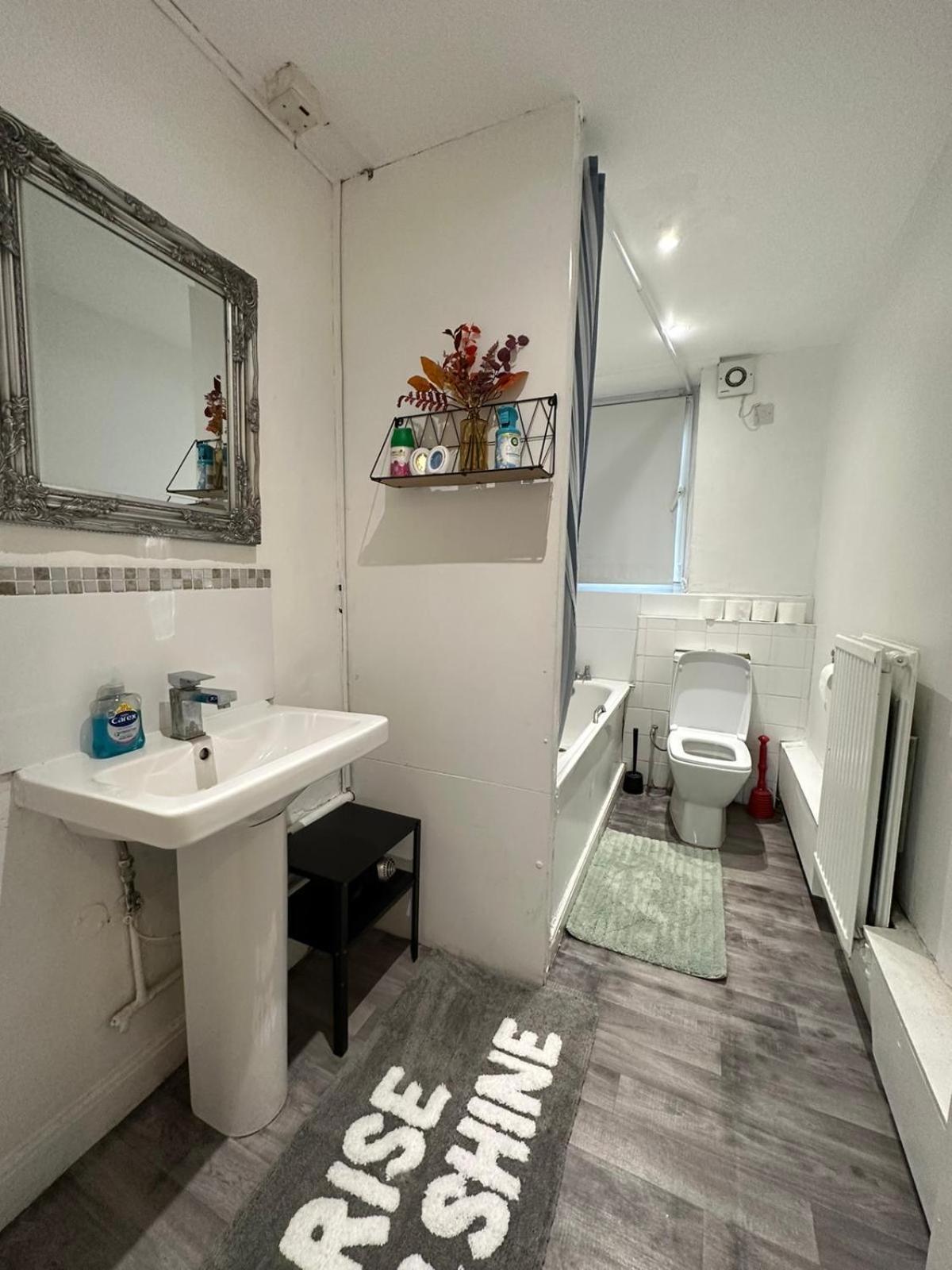2 Bedroom Flat, 2 Minutes Walk To Bethnalgreen Station, Central London Bagian luar foto
